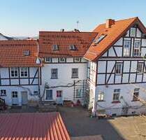 Vermietete 2-Zimmer-Altbauwohnung mit Einbauküche & Kaminofen in idyllischer Lage - Hungen Villingen