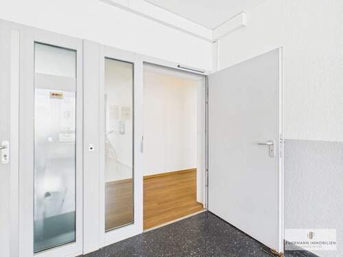 Entreé - 9 Zimmer Büro zur Miete in Saarbrücken