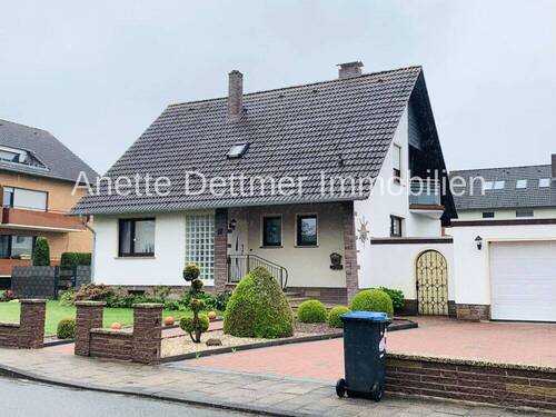 Frontseite mit Garage - 5 Zimmer Einfamilienhaus zum Kaufen in Gronau (Leine)