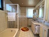 Bad mit Dusche und Wanne EG - 