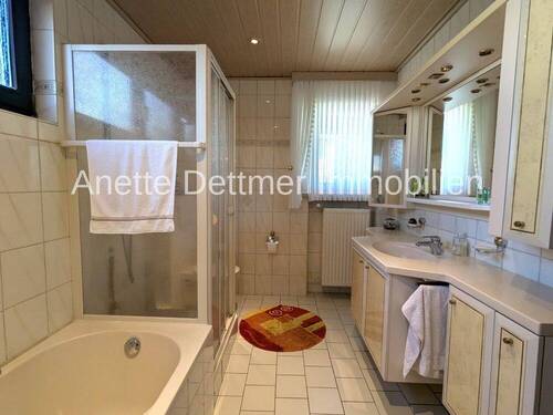 Bad mit Dusche und Wanne EG - 