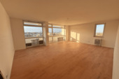 Wohnzimmer mit Balkon - 4-ZW mit großen Balkonen und Skyline Blick im 10. OG - WG geeignet
