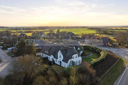 Luftbild - **RESERVIERT** - Stilvolles Wohnen unter Reet - renovierte Ferienvermietbare Erdgeschosswohnung in Wenningstedt