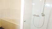 Bad mit Wanne und Dusche - 