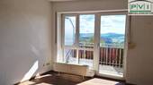 Wohnzi mit Blick auf den Balkon - 2 Zimmer Etagenwohnung in Schwarzenberg/Erzgeb.