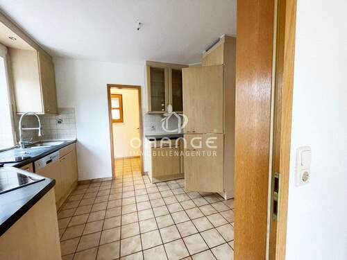 Blick aus dem Esszimmer Richtung Küche und Speisekammer - 