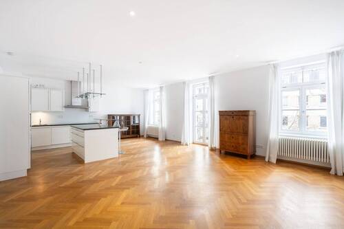Wohnen - AIGNER - Stilvolle Altbauwohnung in Schwabing mit zwei Balkonen und Aufzug