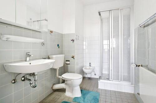 Tageslichtbad mit moderner Eckdusche, WC und zusätzlichem Bidet - 