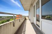 Große Loggia mit Süd-West-Ausrichtung, begehbar vom Wohn- und Schlafzimmer - 