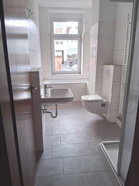 Bad mit Wanne Dusche - 4 Zimmer Etagenwohnung zur Miete in Magdeburg