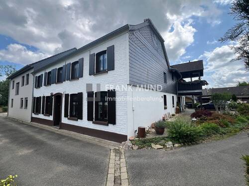 Frontansicht - Gemütliches Bauernhaus mit Einliegerwohnung in MG-Rheindahlen