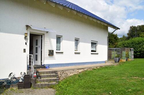 Hauseingang - 6 Zimmer Mehrfamilienhaus, Wohnhaus zum Kaufen in Stockum-Püschen