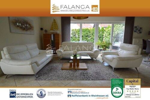 Titel Wohnzimmer - FALANGA IMMOBILIEN - Hochwertige DHH zus. mit 45 qm Einliegerwohnung, ruhig gelegen, direkt am Feldrand!