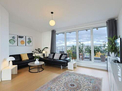 Heller, geräumiger Wohnbereich mit vollverglaster Front und zwei Balkone - 3 Zimmer Etagenwohnung in Remseck am Neckar