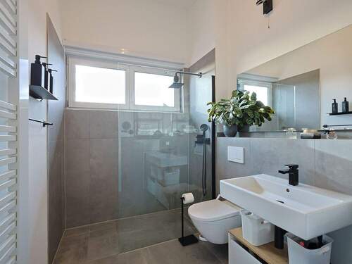 Zeitlos modernes und helles Duschbad - 