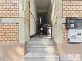 Zugang Treppenhaus - Mehrfamilienhaus, Wohnhaus mit 239,00 m&sup2; in Saarbrücken zum Kaufen