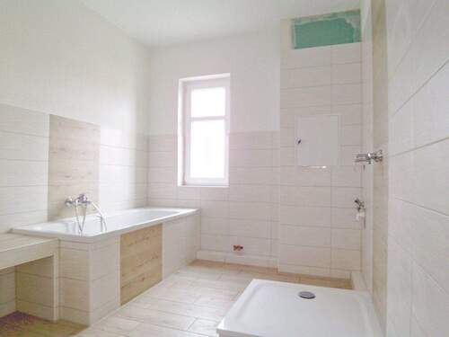 Bad mit Wanne und Dusche - 4 Zimmer Etagenwohnung zur Miete in Bautzen