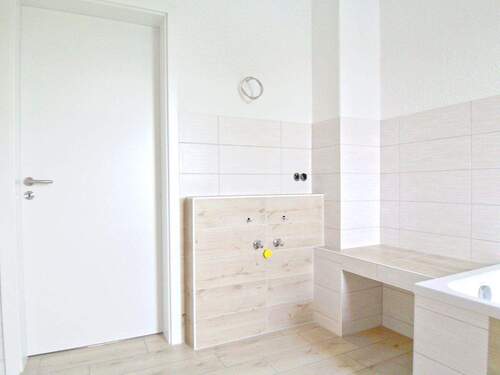 Bad mit Wanne und Dusche - 