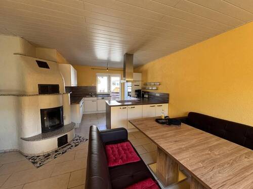Küche mit Holzofen und Essbereich - 7 Zimmer Einfamilienhaus in Deggingen