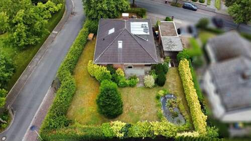 Luftbild - Zukunft gestalten - freistehendes Einfamilienhaus mit Gartenparadies