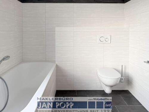 Bad (Rechtes Haus) - 8 Zimmer Mehrfamilienhaus, Wohnhaus zum Kaufen in Greiz