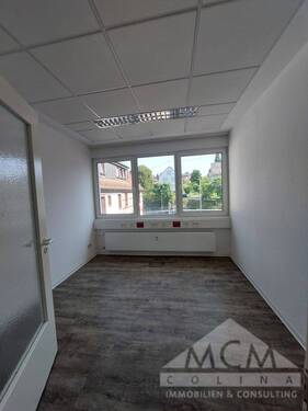 Raum 1 - 8 Zimmer Büro in Frankfurt am Main / Niederursel