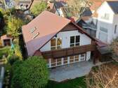 Hausansicht mit Terrasse und Balkon - 