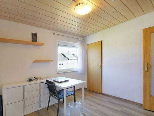 Geräumiges, helles Kinder- oder Arbeitszimmer mit Zugang zum ausgebauten Dachgeschoss - 