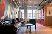 Lounge, Telefonkabinen und Eingang zur Dachterrasse - 