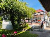 Gartenansicht mit überdachter Terrasse - 1 Zimmer Einfamilienhaus zum Kaufen in Strausberg