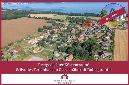 Ärzte & Apotheker Immobilien - RESERVIERT: Reetgedeckter Küstentraum - stilvolles Ferienhaus in Ostseenähe mit Ruhegarantie!