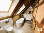 Badezimmer - Seltenes Fachwerkjuwel mit Einzeldenkmalschutz stilvoll modernisiert in bester Lage von Fallersleben