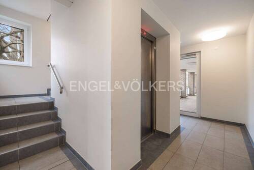 Hausflur mit Aufzug - 
