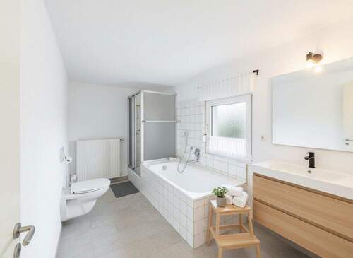 EG Badezimmer KI GENERIERT - 