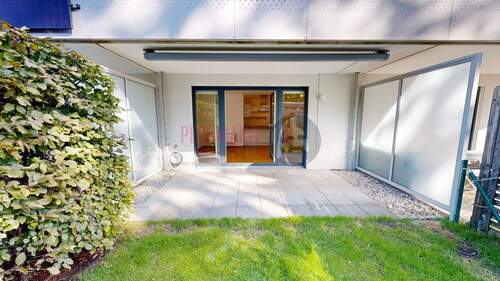 überdachte Terrasse mit elektrischer Markise - 2 Zimmer Etagenwohnung zum Kaufen in München