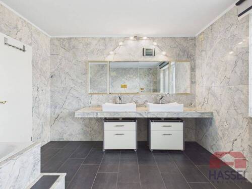 Mit Doppelwaschtischanlage - 