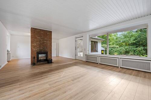 Wohnzimmer mit Kamin - 4 Zimmer Bungalow zur Miete in Hamburg