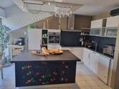 Moderne Küche mit Insel - 