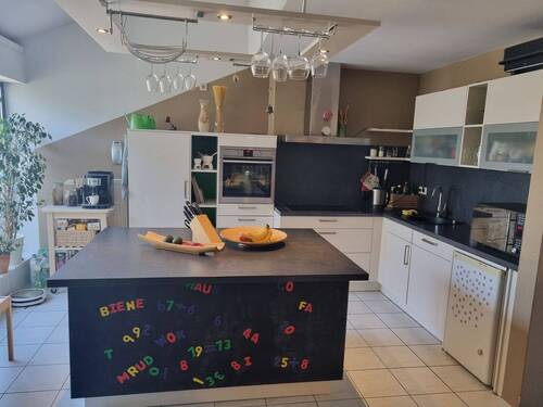 Moderne Küche mit Insel - 