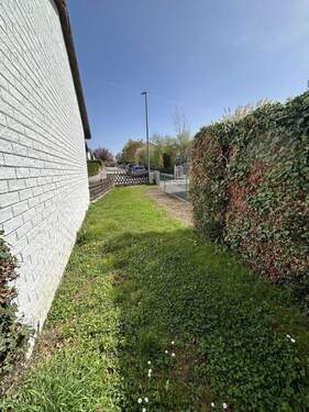Neben Garage - 