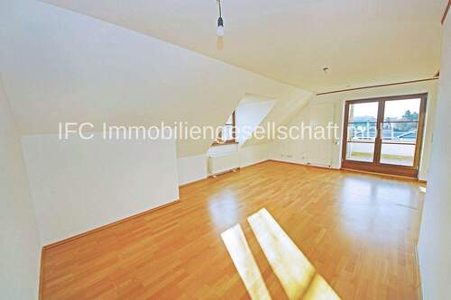 Wohnzimmer mit Zugang zur Terrasse - 