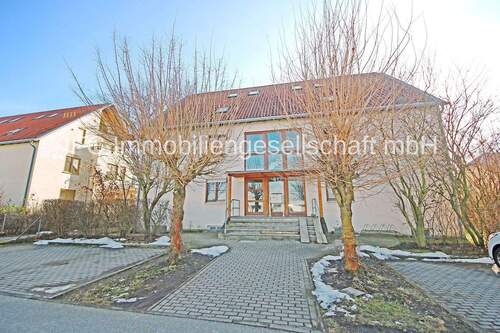 Hausansicht / Straßenseite - 3-Zimmer-Maisonette-Wohnung in Bitterfeld - ca. 750 m zum Goitzschesee