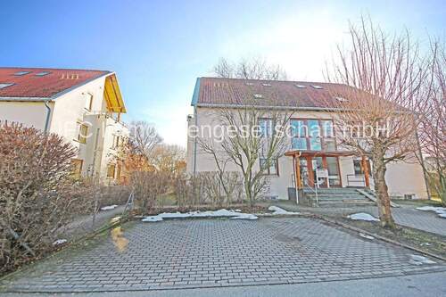 Hausansicht mit Blick auf den Stellplatz - 3 Zimmer Etagenwohnung zum Kaufen in Bitterfeld-Wolfen