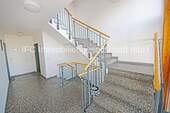 Hausflur / Treppenhaus im EG - Etagenwohnung mit 67,10 m&sup2; in Bitterfeld-Wolfen zum Kaufen