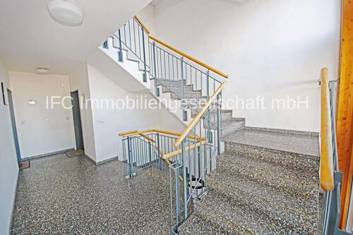 Hausflur / Treppenhaus im EG - Etagenwohnung mit 67,10 m&sup2; in Bitterfeld-Wolfen zum Kaufen