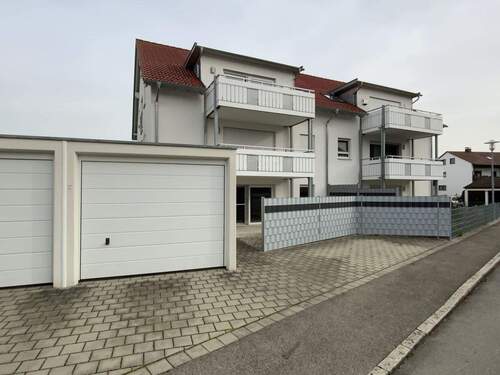 Garage, Zugang zur Wohnung und Stellplatz im Freien - 