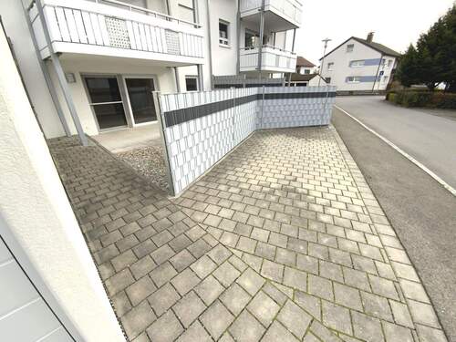 Stellplatz im Freien und Zugang zur Wohnung - 