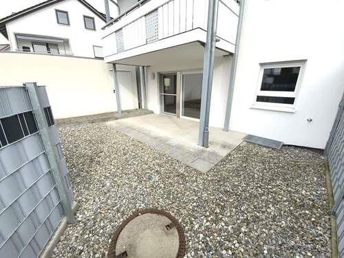 Dazugehöriger Garten mit Terrasse und Garageneingang - 