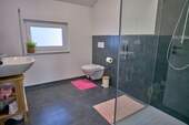 Bad mit Dusche und WC - 