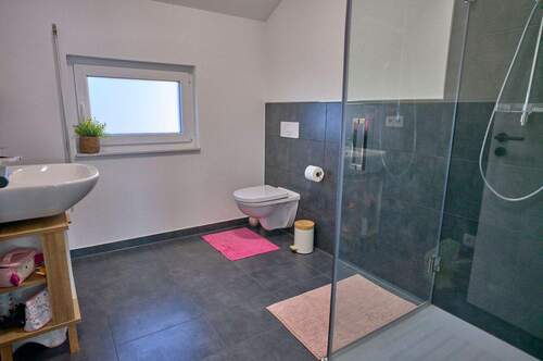 Bad mit Dusche und WC - 